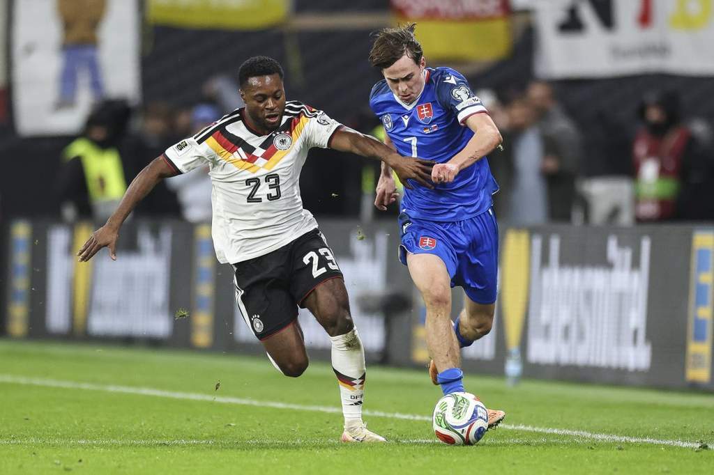 Leo Sauer im Trikot auf dem Spielfeld während eines Spiels