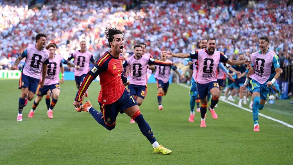 Ein glücklicher Wettfan feiert seinen riesigen Gewinn nach dem Sieg von Spanien im Finale