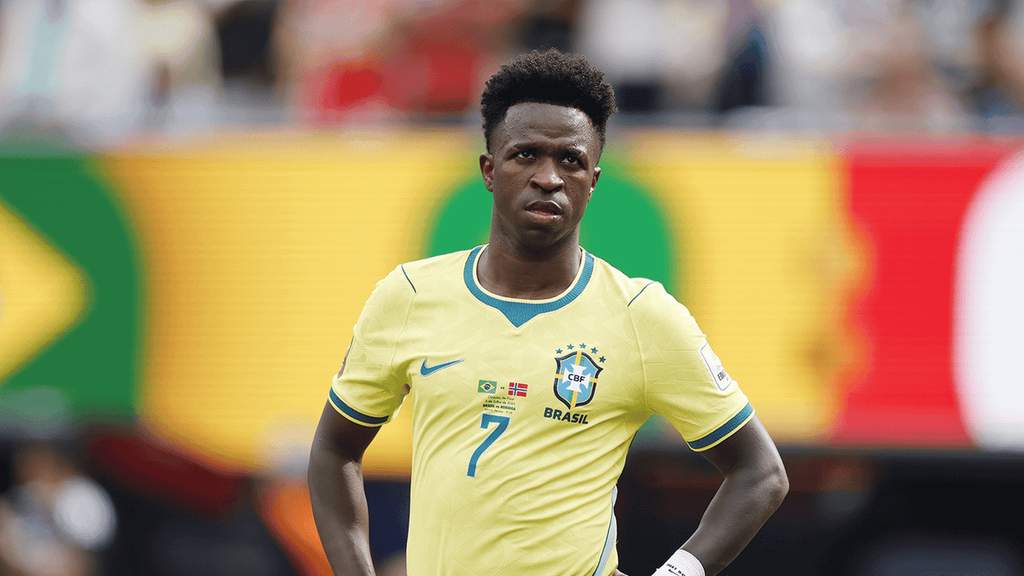 Vinicius Jr nach der Gesichtsbehandlung im Gespräch mit seinem Arzt